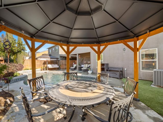 6878 W Alana Drive W, Fresno, CA 93722