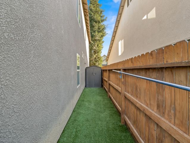 6878 W Alana Drive W, Fresno, CA 93722