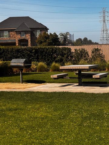 6878 W Alana Drive W, Fresno, CA 93722