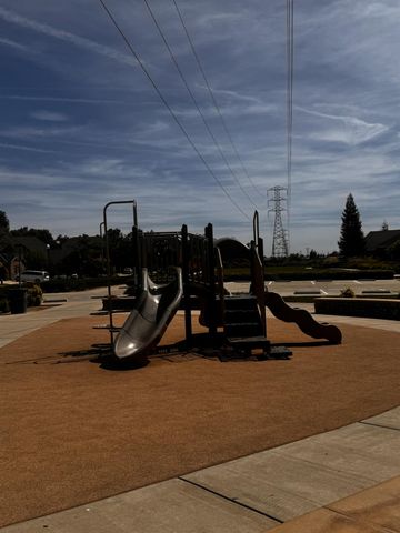 6878 W Alana Drive W, Fresno, CA 93722