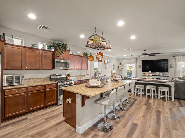 6878 W Alana Drive W, Fresno, CA 93722