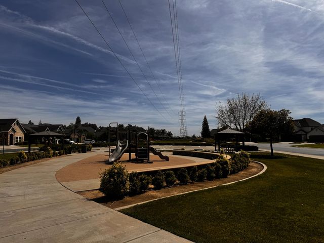 6878 W Alana Drive W, Fresno, CA 93722