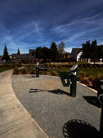 6878 W Alana Drive W, Fresno, CA 93722