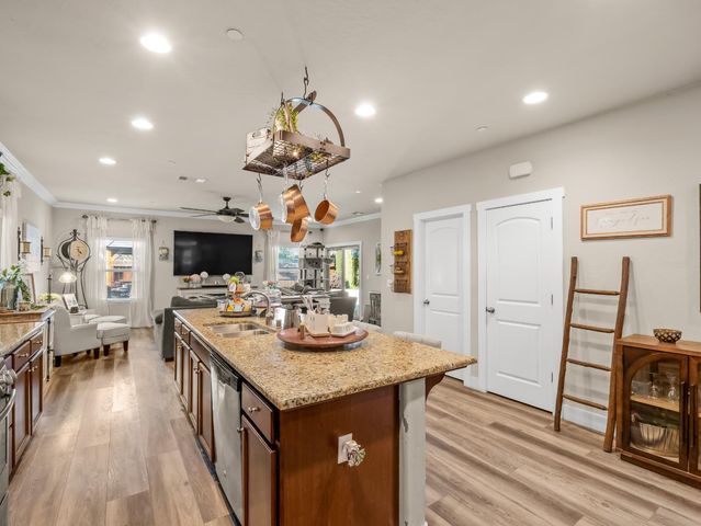 6878 W Alana Drive W, Fresno, CA 93722