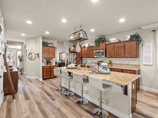 6878 W Alana Drive W, Fresno, CA 93722