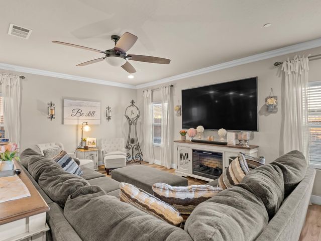 6878 W Alana Drive W, Fresno, CA 93722