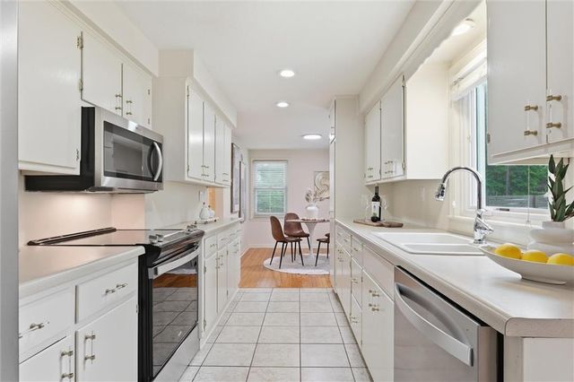3901 W 73rd Terrace, Prairie Village, KS 66208