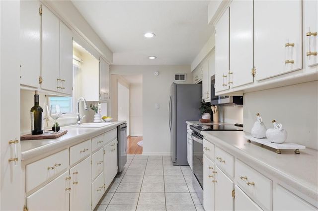 3901 W 73rd Terrace, Prairie Village, KS 66208
