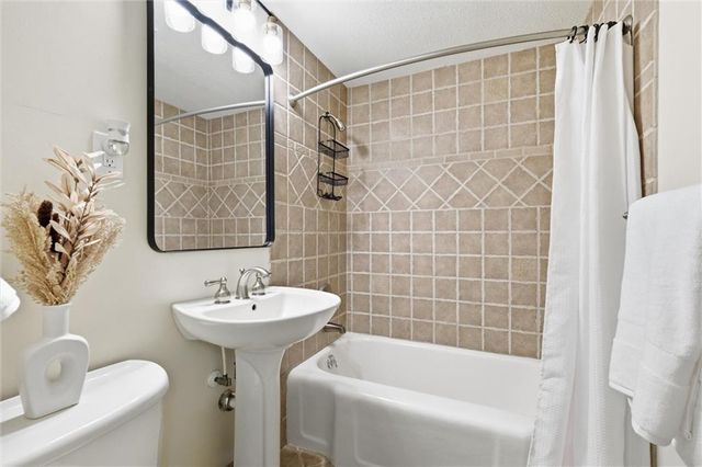 3901 W 73rd Terrace, Prairie Village, KS 66208
