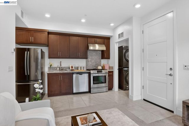 411 Rhythm Ln, Hayward, CA 94544