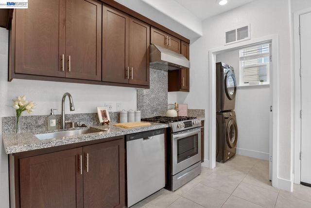 411 Rhythm Ln, Hayward, CA 94544