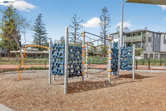 411 Rhythm Ln, Hayward, CA 94544