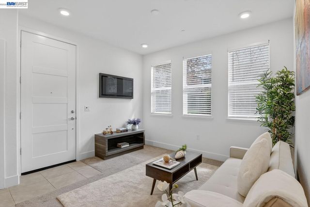 411 Rhythm Ln, Hayward, CA 94544