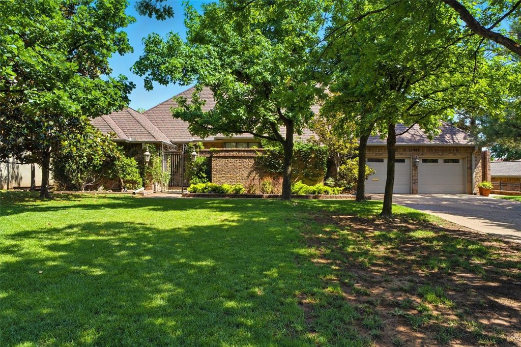 1409 Glenbrook Terrace, Nichols Hills, OK 73116