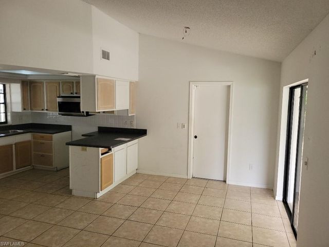 1029 NE Van Loon LN, Cape Coral, FL 33909