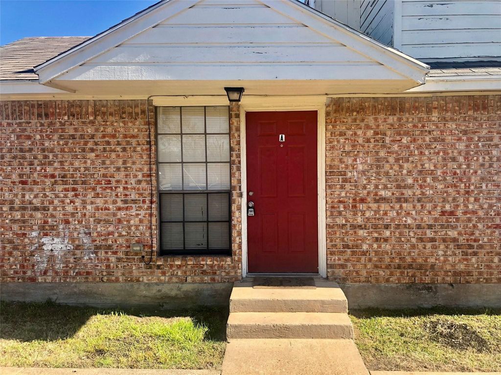205 S Kenney Street A, Kennedale, TX 76060