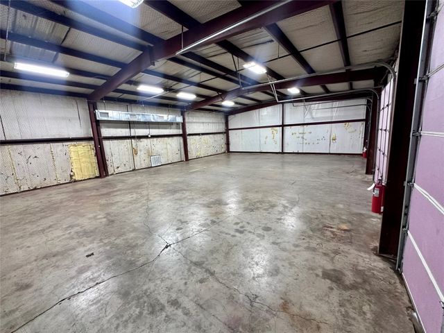 608 N I-35, Gainesville, TX 76240