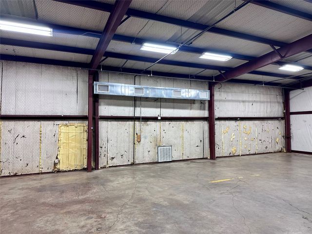608 N I-35, Gainesville, TX 76240