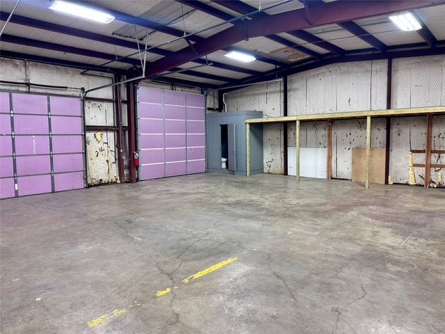 608 N I-35, Gainesville, TX 76240