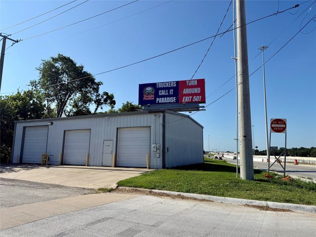608 N I-35, Gainesville, TX 76240