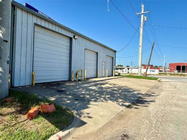 608 N I-35, Gainesville, TX 76240