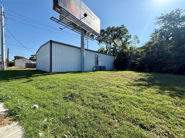 608 N I-35, Gainesville, TX 76240