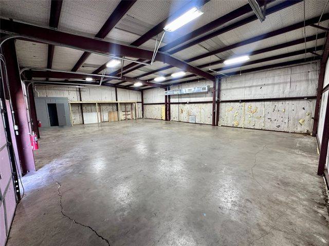 608 N I-35, Gainesville, TX 76240