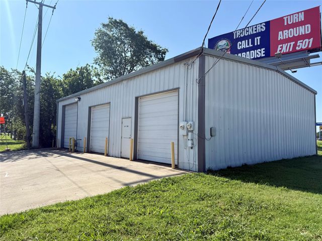 608 N I-35, Gainesville, TX 76240