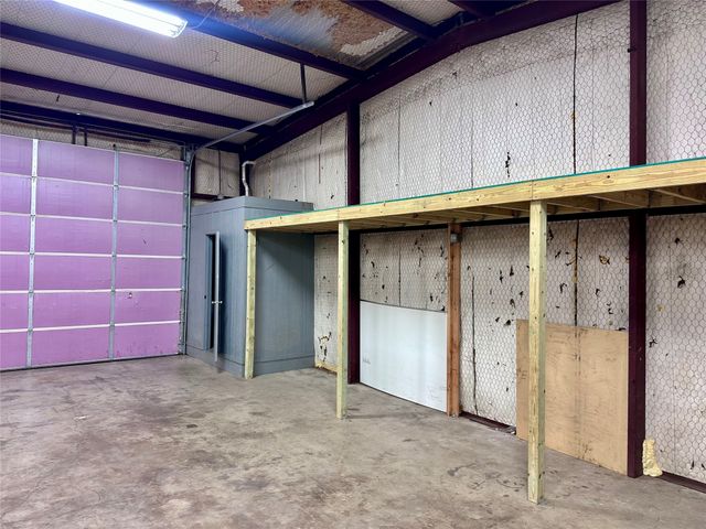 608 N I-35, Gainesville, TX 76240