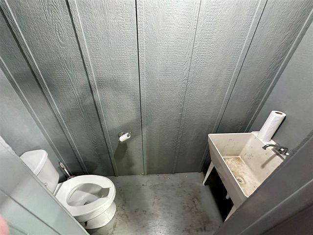 608 N I-35, Gainesville, TX 76240