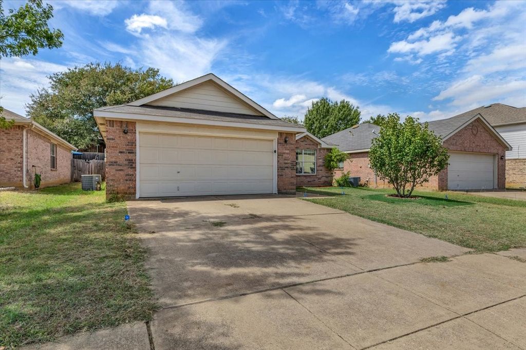 10333 Bear Hollow Drive, Fort Worth, TX 76244 — photo 2