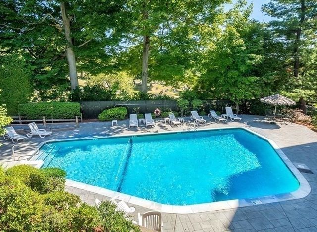 100 Ledgewood Dr 319, Stoneham, MA 02180