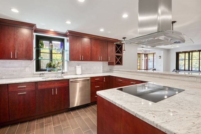 100 Ledgewood Dr 319, Stoneham, MA 02180
