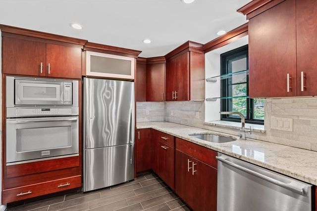 100 Ledgewood Dr 319, Stoneham, MA 02180