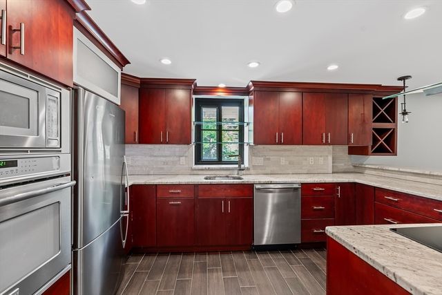 100 Ledgewood Dr 319, Stoneham, MA 02180