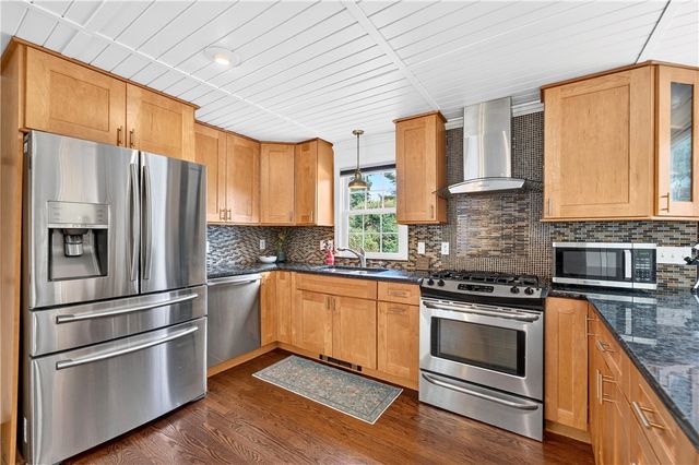 112 Greenwich Avenue, Warwick, RI 02886