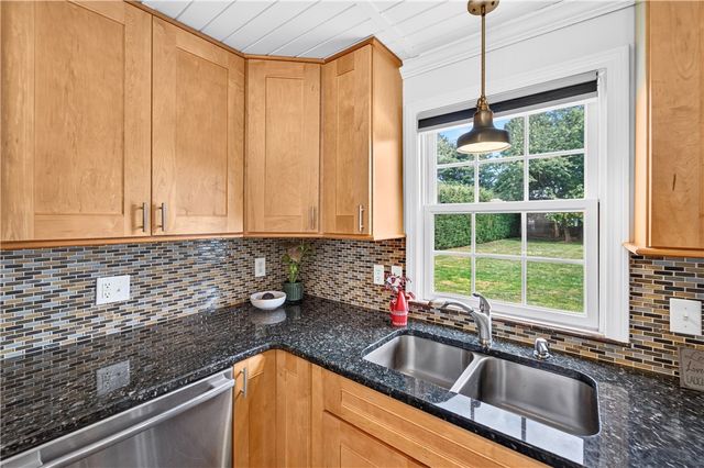 112 Greenwich Avenue, Warwick, RI 02886