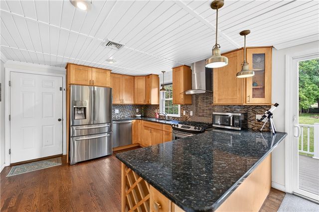 112 Greenwich Avenue, Warwick, RI 02886