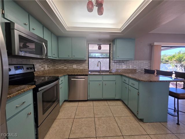 424 SW 37th LN, Cape Coral, FL 33914