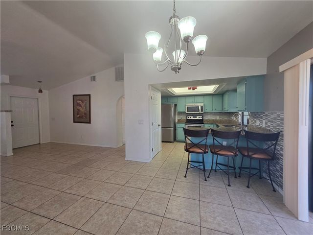 424 SW 37th LN, Cape Coral, FL 33914