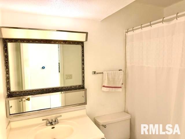1910 Jeanette Ln Apt 8, Springfield, IL 62702