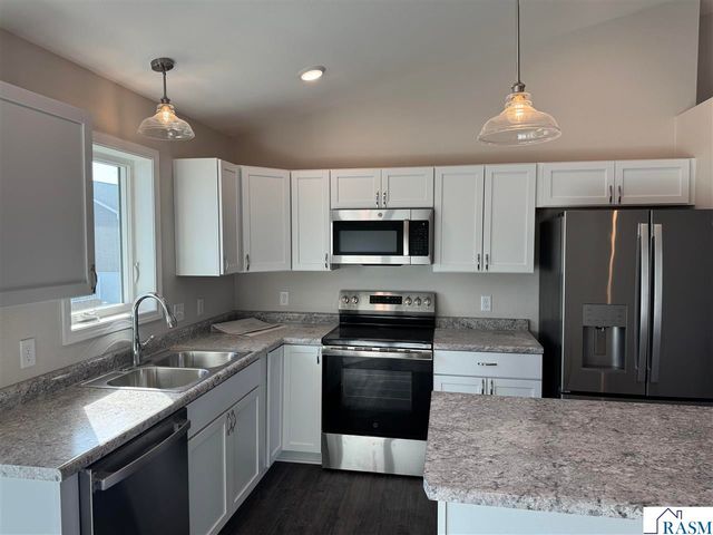 2005 Aster Lane, Mankato, MN 56001