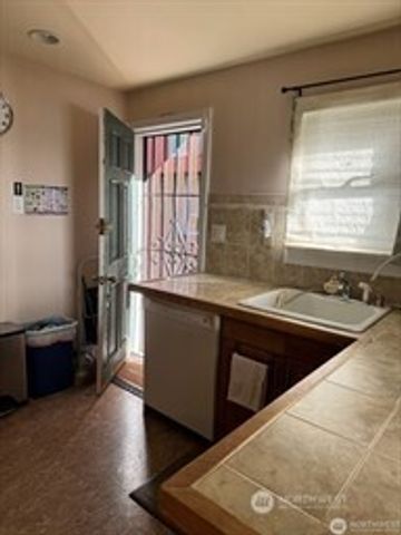 830 NE 67th Street, Seattle, WA 98114