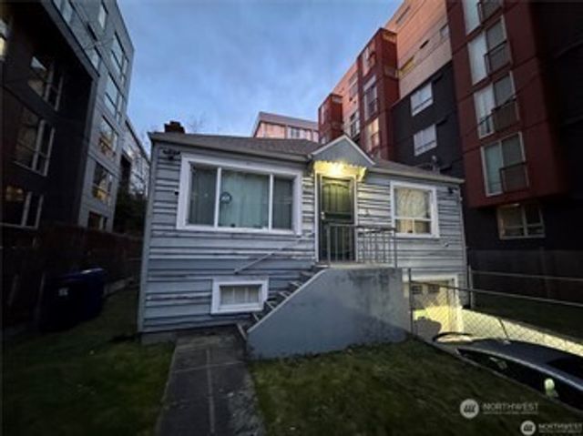 830 NE 67th Street, Seattle, WA 98114
