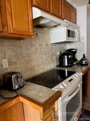 830 NE 67th Street, Seattle, WA 98114