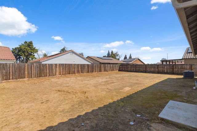 6128 E Platt Avenue, Fresno, CA 93727