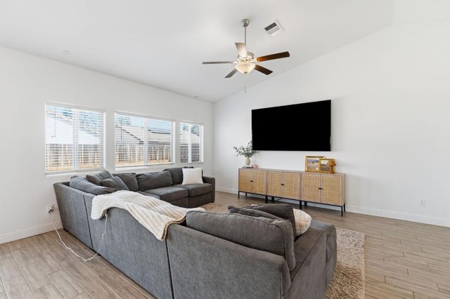 6128 E Platt Avenue, Fresno, CA 93727