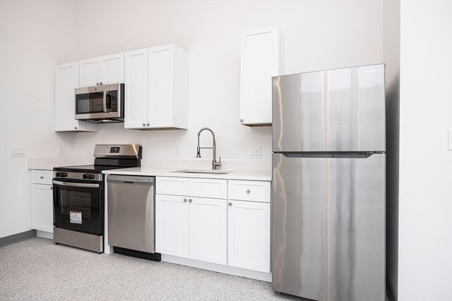 80 Middlesex St 202, Lowell, MA 01852