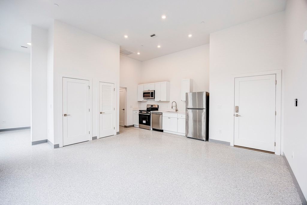 80 Middlesex St 202, Lowell, MA 01852