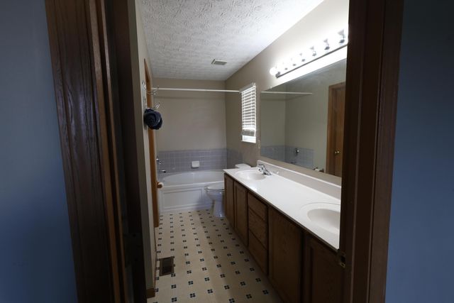 2062 Summer Banks Drive, Grove City, OH 43123